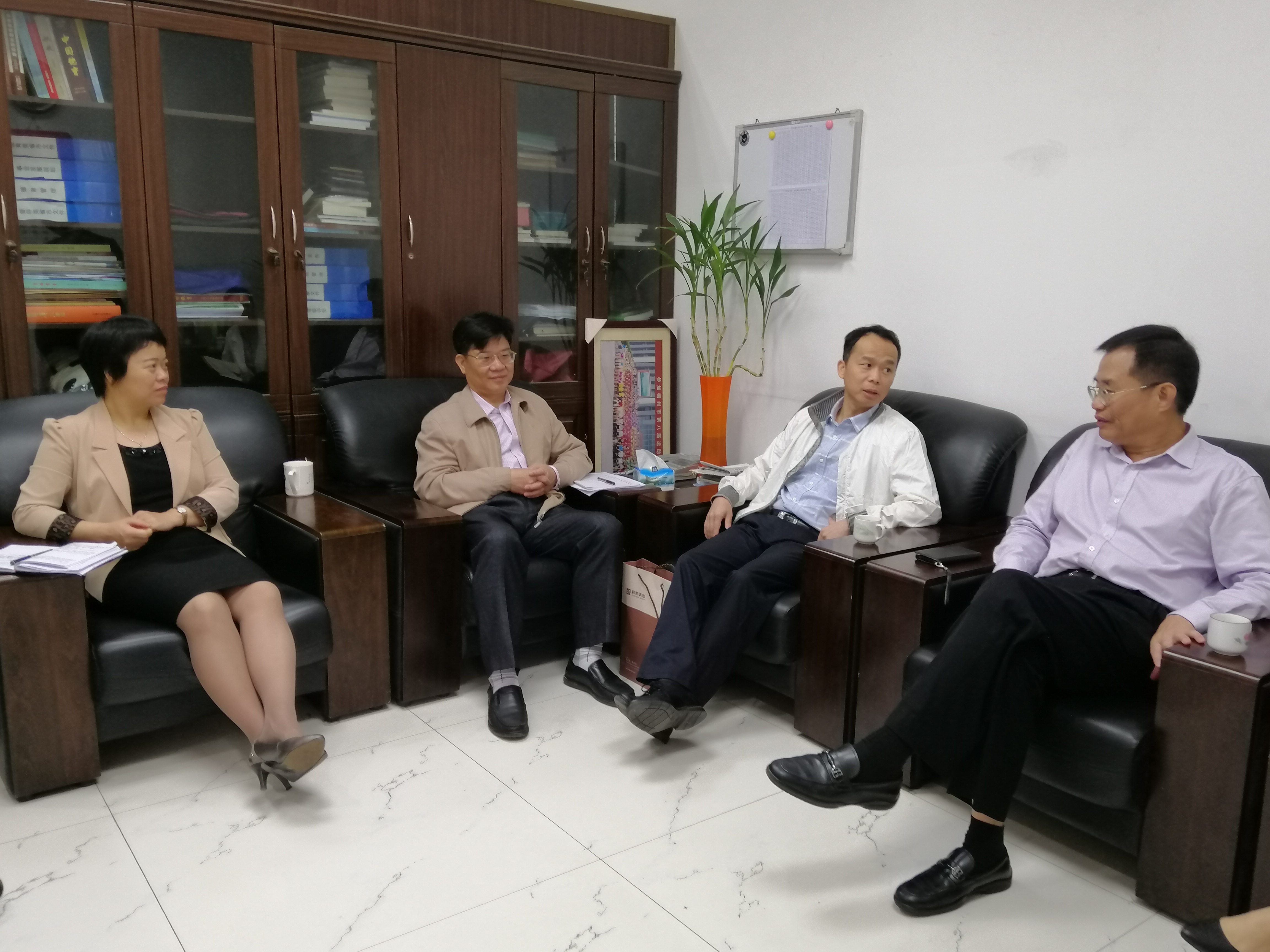 兴宁市教育局局长罗丽思、副局长张新金与调研小组亲切交流